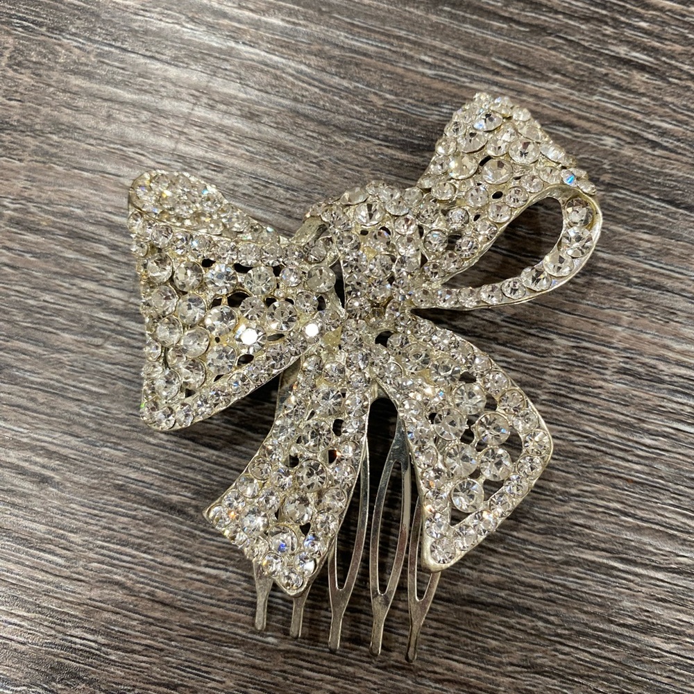 Sparkling Silver‎ Bow Hair Accessory